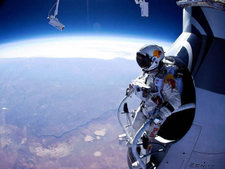 felix-baumgartner-standing-in-his-capsule-about-to-dive.jpg